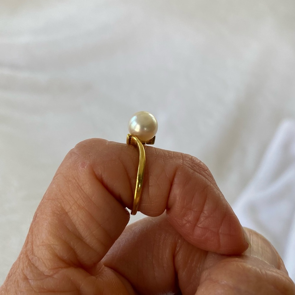 Elegant Gold Pearl Ring